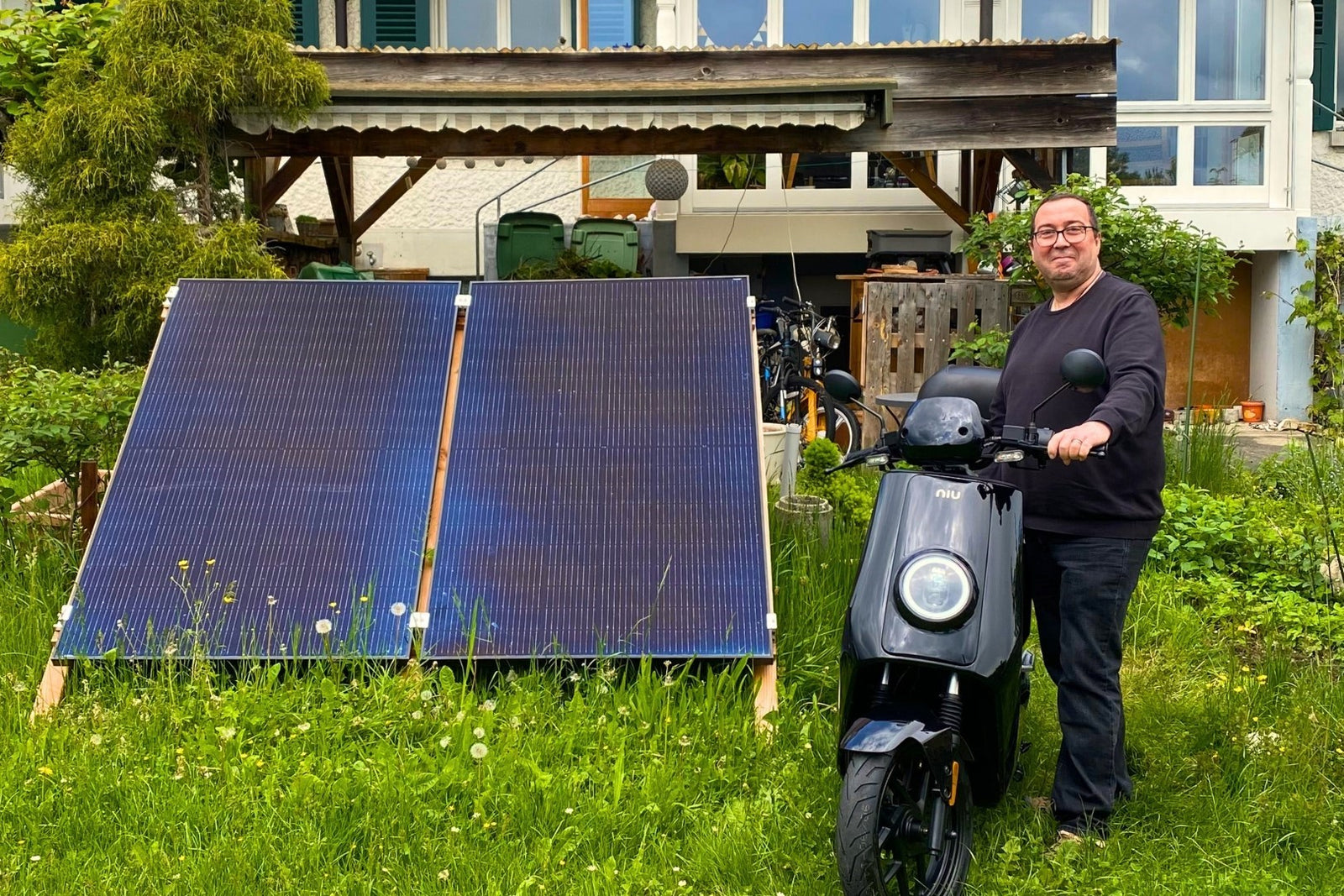 Mikes NIU fährt mit Strom vom Garten